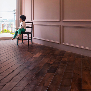 ブラックウォルナット アンティーク加工のフローリング（個人宅）