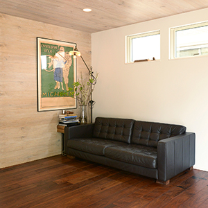 ホワイトオーク壁材ホワイト アンティーク加工の壁（個人宅）