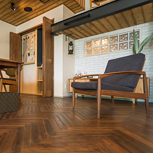 ロックファーヘリンボーン アンティーク加工のフローリング（LOHAS studio立川店）